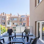 Ereva Seaside 1 Bedroom Modern アパート