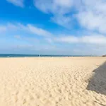 Ereva Seaside 1 Bedroom Modern アパート